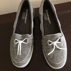 Light gray Windham knot flats.